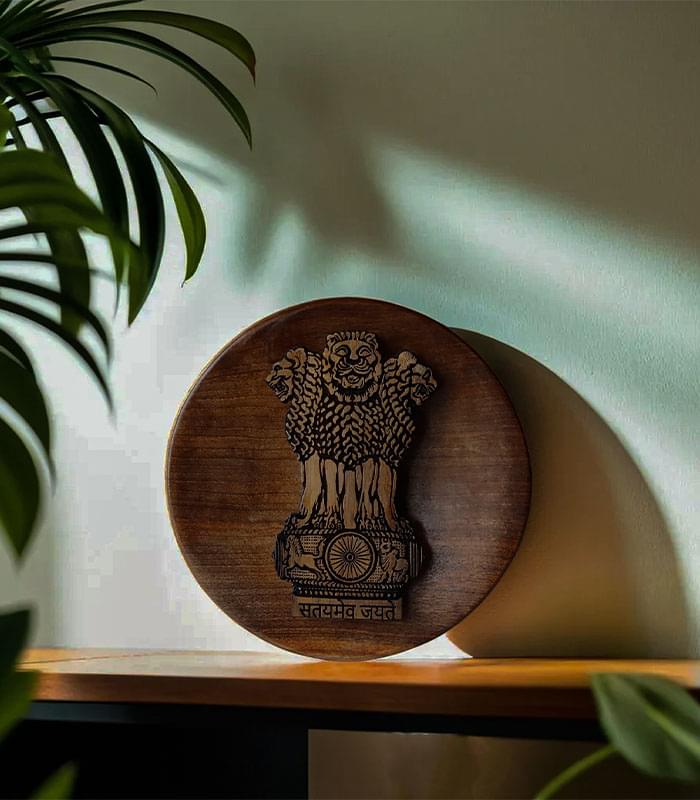 Majestic Emblem Walnut Wood Plate Decor
